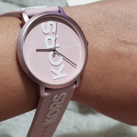 Michael Kors silicone watch💗 - Picture 11 of 13